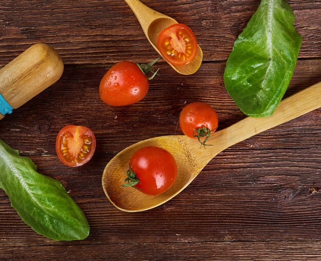 Concetto di cibo creativo - pomodori rossi deliziosi freschi