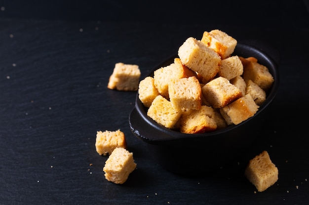 Concetto di cibo Crostini di pane organici fatti in casa su sfondo nero con spazio di copia