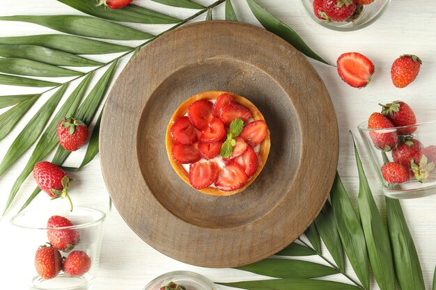 Concetto di cibo delizioso con crostata di fragole, vista dall'alto.