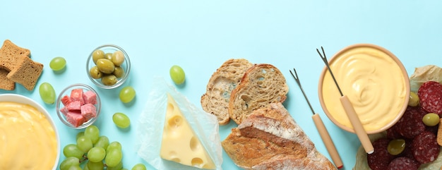 Concetto di cibo delizioso con fonduta su sfondo blu