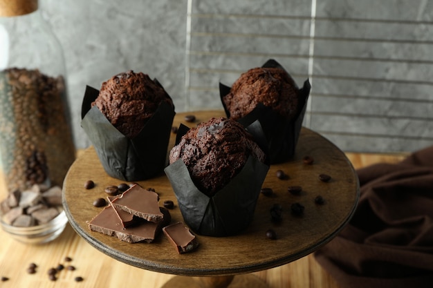 Concetto di cibo delizioso con muffin al cioccolato, primo piano.