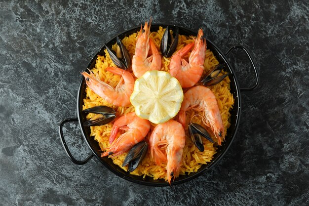 Concetto di cibo delizioso con paella spagnola Spanish