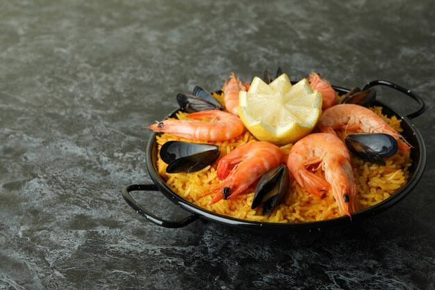 Concetto di cibo delizioso con paella spagnola Spanish