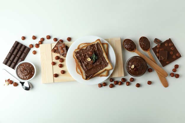 Concetto di cibo delizioso con pasta di cioccolato su sfondo bianco