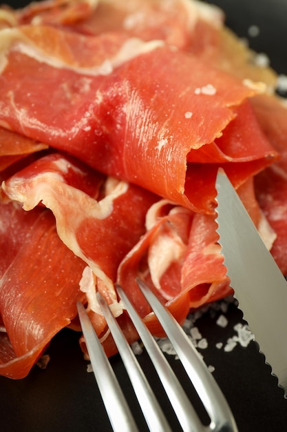 Concetto di cibo delizioso con prosciutto da vicino