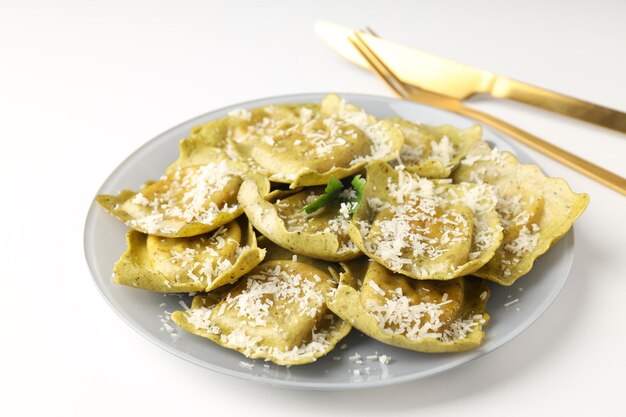 Concetto di cibo delizioso con ravioli su sfondo bianco