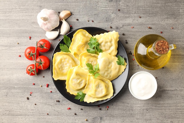 Concetto di cibo delizioso con ravioli su sfondo strutturato