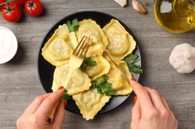 Concetto di cibo delizioso con ravioli su sfondo strutturato