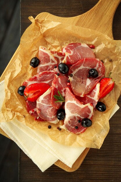 Concetto di cibo delizioso con vista dall'alto di jamon