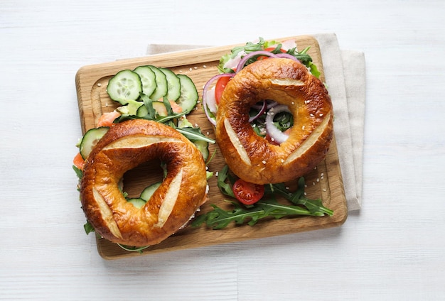 Concetto di cibo delizioso gustoso panino bagel vista dall'alto