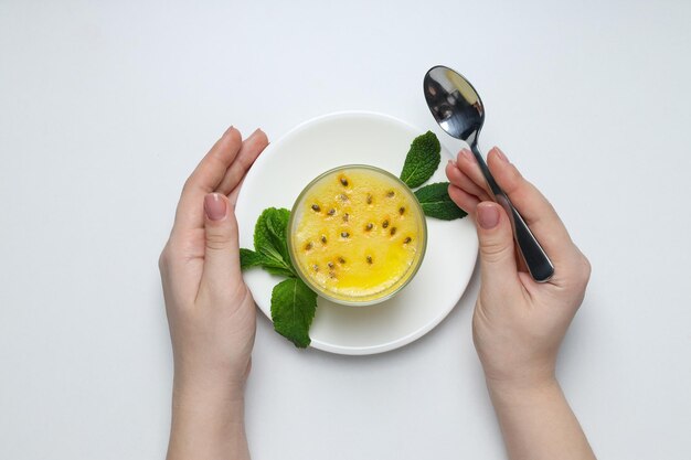 Concetto di cibo delizioso Mousse al frutto della passione