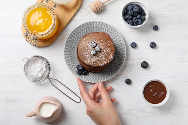 Concetto di cibo dolce pancake al cioccolato vista dall'alto