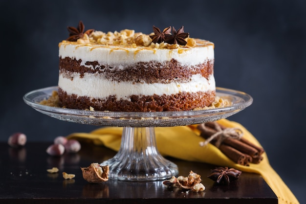 Concetto di cibo e bevande. Torta di carote fatta in casa sana con noci, noci e spezie su un tavolo da cucina rustico. dolce pasquale