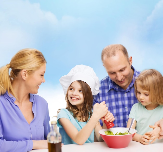 concetto di cibo, famiglia, bambini, felicità e persone - famiglia felice con due bambini che preparano la cena a casa