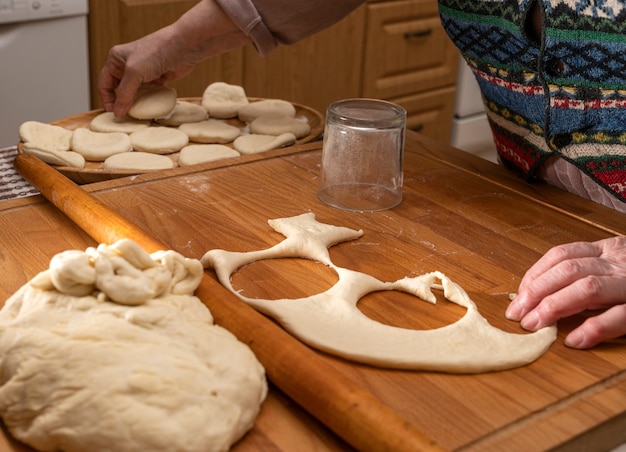 Concetto di cibo fatto in casa. Donna che fa le palline di pasta per cucinare dolci a casa