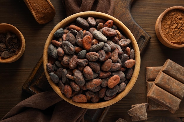 Concetto di cibo fresco e aromatico fave di cacao