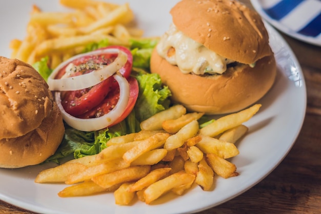 Concetto di cibo greco. Panino con insalata di pollo, patatine fritte.