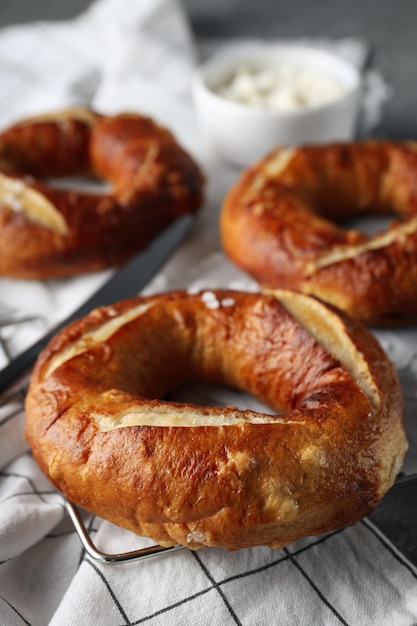 Concetto di cibo gustoso bagel gustosi prodotti da forno