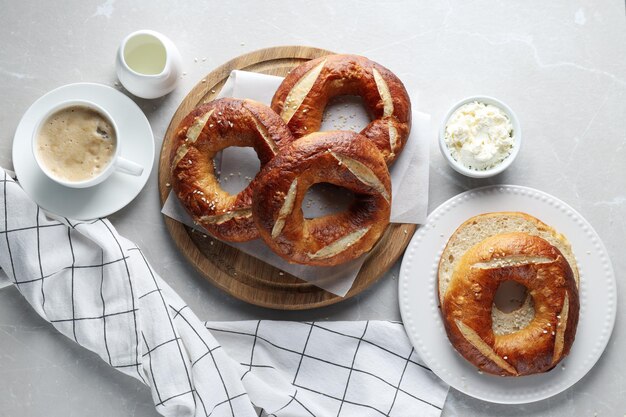 Concetto di cibo gustoso bagel vista dall'alto