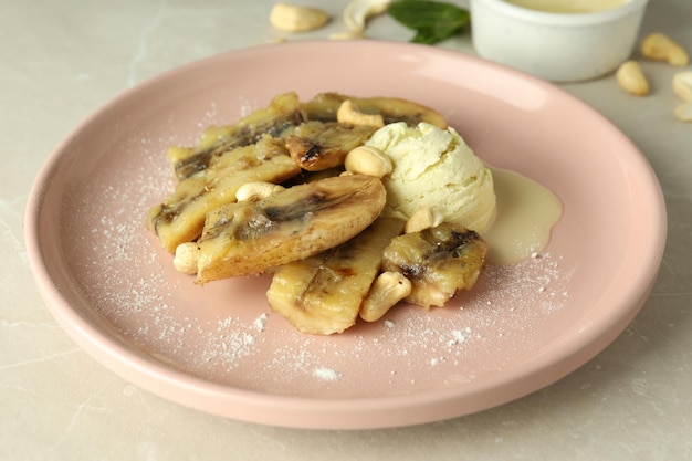 Concetto di cibo gustoso con banana grigliata da vicino