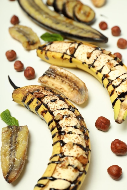 Concetto di cibo gustoso con banane e banane grigliate