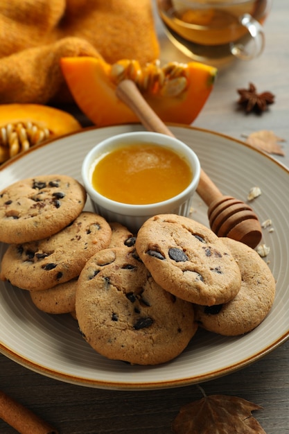 Concetto di cibo gustoso con biscotti di zucca, primo piano.