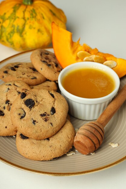 Concetto di cibo gustoso con biscotti di zucca su sfondo bianco.