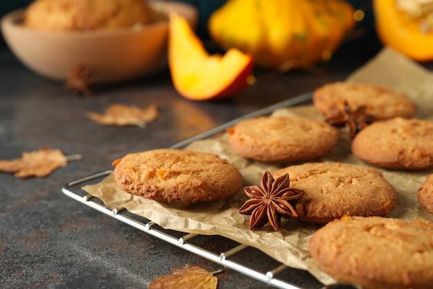 Concetto di cibo gustoso con biscotti di zucca su sfondo scuro con texture.