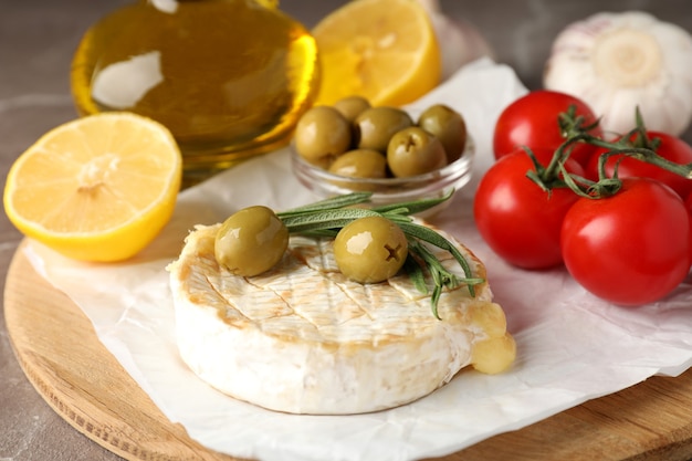 Concetto di cibo gustoso con camembert alla griglia, primo piano.