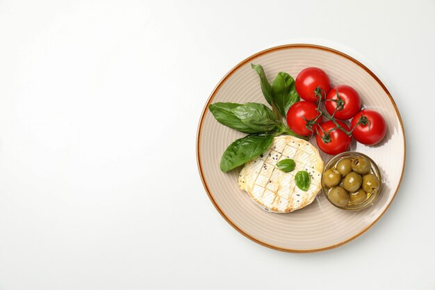 Concetto di cibo gustoso con camembert alla griglia su sfondo bianco.