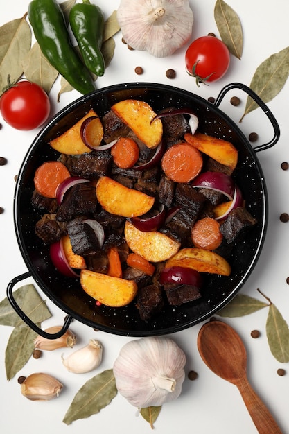 Concetto di cibo gustoso con carne di manzo con vista dall'alto di verdure