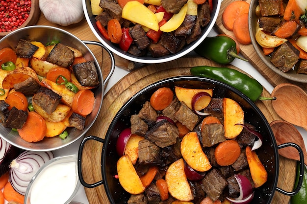 Concetto di cibo gustoso con carne di manzo con vista dall'alto di verdure