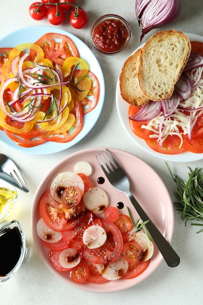 Concetto di cibo gustoso con carpaccio di pomodoro su tavola strutturata bianca