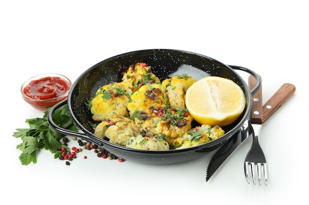 Concetto di cibo gustoso con cavolfiore al forno isolato su sfondo bianco.