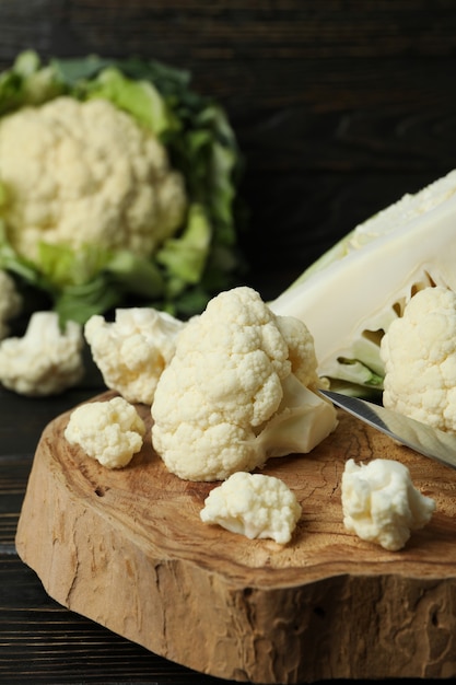 Concetto di cibo gustoso con cavolfiore su fondo in legno