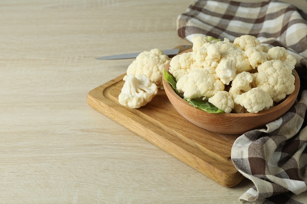 Concetto di cibo gustoso con cavolfiore su fondo in legno