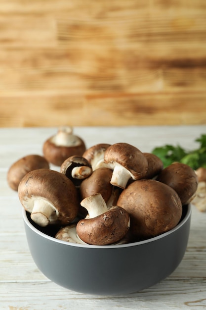 Concetto di cibo gustoso con champignon su bianco