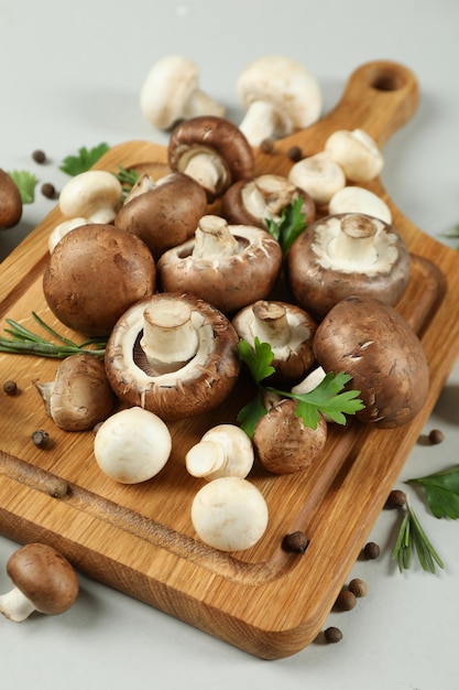 Concetto di cibo gustoso con champignon su bianco