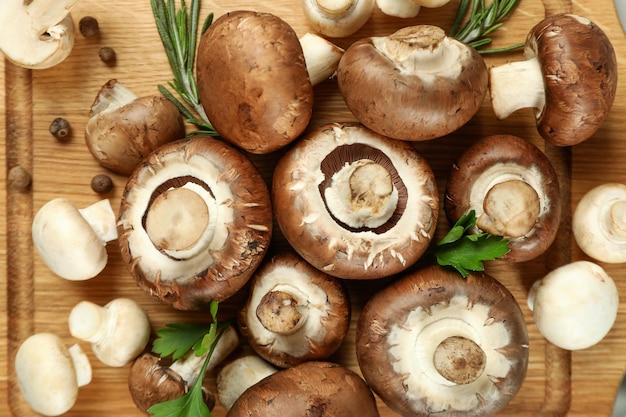 Concetto di cibo gustoso con champignon su legno