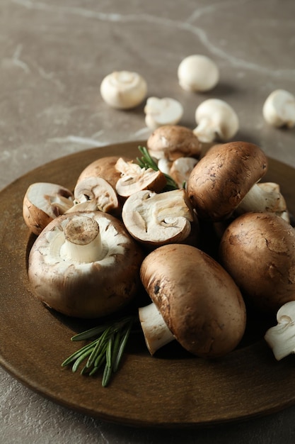 Concetto di cibo gustoso con champignon su sfondo grigio strutturato