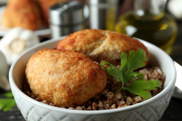 Concetto di cibo gustoso con cotolette, primo piano