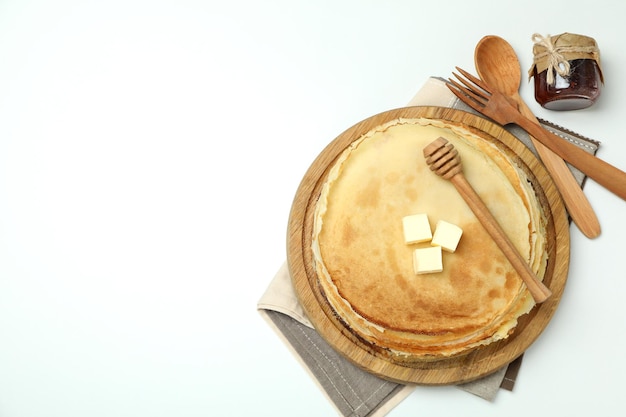 Concetto di cibo gustoso con crepes su sfondo bianco