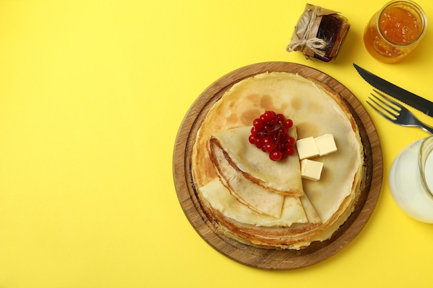 Concetto di cibo gustoso con crepes su sfondo giallo