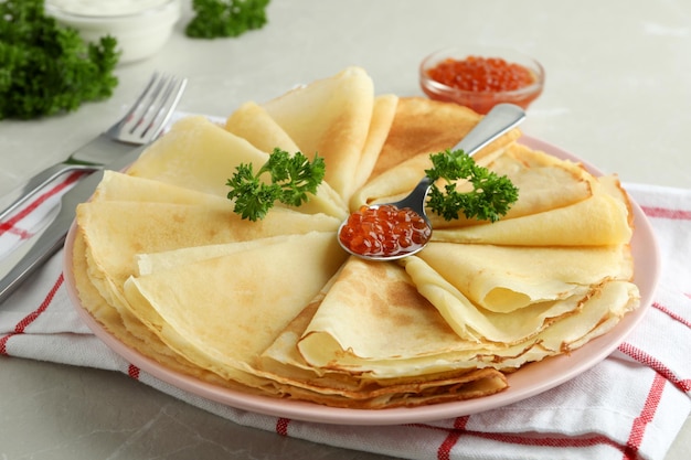 Concetto di cibo gustoso con crepes su sfondo grigio strutturato