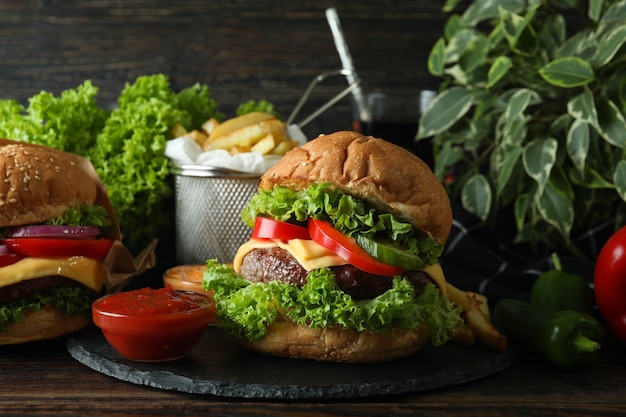 Concetto di cibo gustoso con deliziosi hamburger