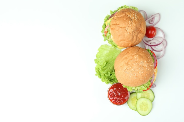 Concetto di cibo gustoso con deliziosi hamburger