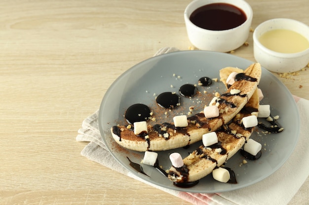 Concetto di cibo gustoso con delizioso dessert alla banana