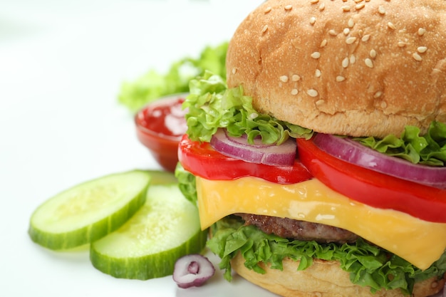 Concetto di cibo gustoso con delizioso hamburger