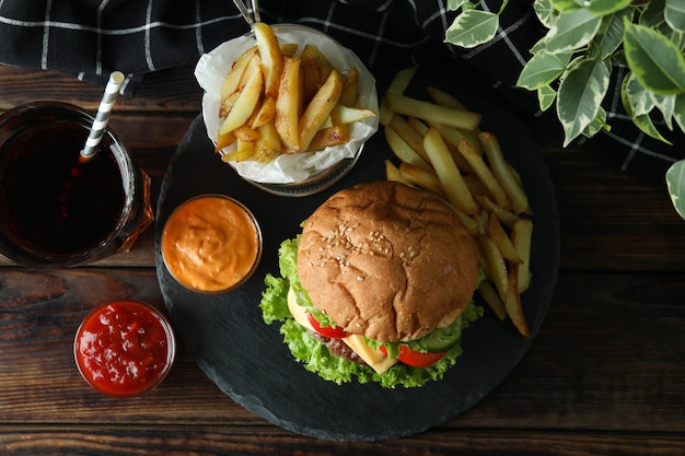 Concetto di cibo gustoso con delizioso hamburger