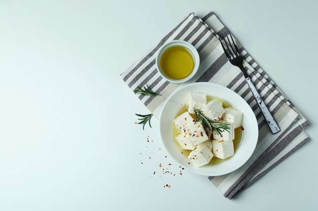 Concetto di cibo gustoso con formaggio feta su bianco